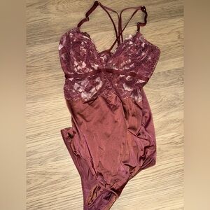 Auden‎ Lace Accent in Deep Burgundy